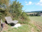 Eine schöne Aussicht über das lippische Umland kann auf dieser Relaxliege am Rande von Kükenbruch genossen werden.