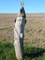 Von Alverdissen in Richtung Barntrup steht einer von mehreren Zwergen und weist den Weg. Wegweiser "Leo" auf der Zwerg-Anton-Tour