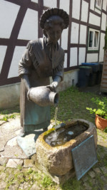 1999 schuf Jakob Wedel die Statue 'Die schöne Schwalenbergerin'. Sie finden die Skulptur vor dem Blaudruckerhaus/Hexenhaus.