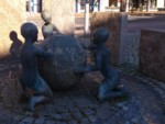 Der Brunnen wurde 1991 von der Städt. Sparkasse Bad Salzuflen und dem Bürgerverein Schötmar e.V. gestiftet.
Auf den Steinen, die an der Rückseite des Brunnens platziert sind ist zu lesen :"
IM 9.JAHRHUNDERT ENTSTEHT DIE ERSTE KILIANSKIRCHE, DIE ÄLTESTE PFARRKIRCHE DER UMGEBUNG 1231 ERSTERWÄHNUNG DES ORTES ALS "SCUTEMERE" 1318 FREIGERICHT TAGT UNTER DER GERICHTSLINDE 1729 DAS SCHLOSS WIRD ERBAUT 1730 BEGRÜNDUNG DES AMTES SCHÖTMAR 1847-54 ERRICHTUNG DER HEUTIGEN KILIANSKIRCHE 1921 SCHÖTMAR ERHÄLT STADTRECHTE 1969 DIE STADT WIRD TEIL DER GROSSGEMEINDE"