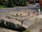Der Grundriss der Stadt Detmold von 1770 diente als Schablone für diesen Wasserspielplatz an der Ameide vor dem Lippischen Landesmuseum. Obwohl sich die Stadt nach der Reichsgründung von 1871 stark ausgebreitet hat, ist die alte Struktur im Zentrum der Stadt auch heute noch erkennbar.