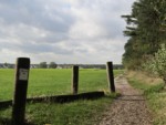 In unmittelbarer Nähe finden Sie am Rand des Weges den Gedenkstein für den Augustdorfer Heimatdichter Ludwig Altenbernd.