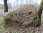Der Findling wurde 1982 an diesen Aussichtspunkt gesetzt. Das Wort Blomenstein steht für „der blühende Stein“. Dieser Aussichtspunkt war bereits den Kelten bekannt. Ausgrabungen von Hügelgräbern in diesem Gebiet zeugen davon.