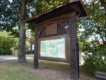 Anno 1746 ist das Tor eines Hauses aus Henkenbring. Im Torbogen ist heute eine Wandertafel eingelassen, auf der die Wege rund um Falkenhagen gekennzeichnet sind.